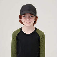 Carregar imagem no visualizador da galeria, Model Front: Uv Line Caps Cap Teens Colors Inf Black Upf50+
