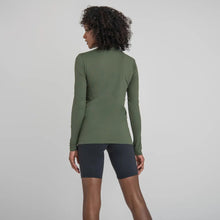 Carregar imagem no visualizador da galeria, Model Back: Uv Line Rash Guard Longsleeve Uvpro Fem Verde Militar Upf50+
