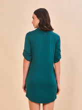 Carregar imagem no visualizador da galeria, Model Back: Uv Line Shirtdress Shirtdress Copenhagen Petroleo Upf50+

