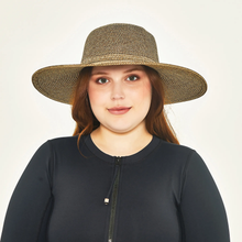 Carregar imagem no visualizador da galeria, Model Front: Uv Line Floppy Hat Hat Jurere Imp Fem Mescla Upf50+
