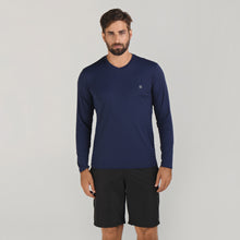 Carregar imagem no visualizador da galeria, Model Front: Uv Line Fitness Top Sport Fit Mas Ml Marinho Upf50+
