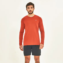 Carregar imagem no visualizador da galeria, Model Front: Uv Line Rash Guard Longsleeve Sport Fit Ferrugem Upf50+
