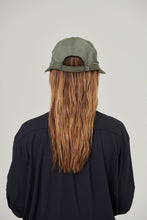 Carregar imagem no visualizador da galeria, Model Back: Uv Line Caps Visor Nice Fem Militar Green Upf50+
