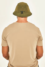 Carregar imagem no visualizador da galeria, Model Back: Uv Line Bucket Hat Hat Toronto Colors Masc Military Green Upf50+
