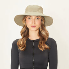 Carregar imagem no visualizador da galeria, Model Front: Uv Line Floppy Hat Hat Lyon Nac L Fem Kaki Upf50+
