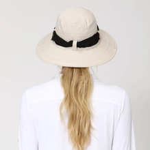 Carregar imagem no visualizador da galeria, Model Back: Uv Line Floppy Hat Hat Paris Ville L Fem Sand Upf50+
