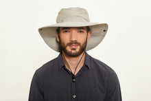 Carregar imagem no visualizador da galeria, Model Front: Uv Line Floppy Hat Hat Safari L Masc Sand Upf50+

