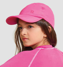 Carregar imagem no visualizador da galeria, Model Front: Uv Line Caps Cap Teens Colors Inf Pink Upf50+
