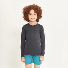 Carregar imagem no visualizador da galeria, Model Front: Uv Line Rash Guard Longsleeve Uvpro Kids Preto Upf50+
