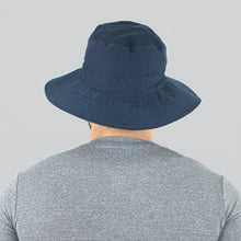 Carregar imagem no visualizador da galeria, Model Back: Uv Line Bucket Hat Hat Australia Nac Masc Navy Blue Lead Upf50+
