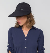 Carregar imagem no visualizador da galeria, Model Front: Uv Line Caps Visor Capri Colors Nac Fem Black Upf50+
