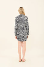 Carregar imagem no visualizador da galeria, Model Back: Uv Line Shirtdress Shirtdress Dalia Marinho Upf50+
