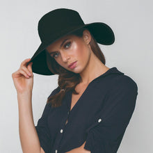 Carregar imagem no visualizador da galeria, Model Front: Uv Line Floppy Hat Hat Santorini Imp Fem Black Upf50+
