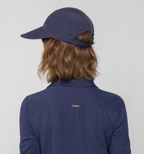 Carregar imagem no visualizador da galeria, Model Back: Uv Line Caps Visor Capri Colors Nac Fem Navy Blue Rose Upf50+
