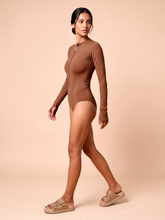Carregar imagem no visualizador da galeria, Image 03: Uv Line One-Piece Long Sleeve Swimsuit Macae Brown Upf50+
