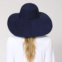 Carregar imagem no visualizador da galeria, Model Back: Uv Line Floppy Hat Beverly Hills Marinho Upf50+
