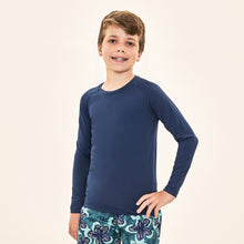 Carregar imagem no visualizador da galeria, Model Front: Uv Line Rash Guard Acqua Qr Code Marinho Upf50+
