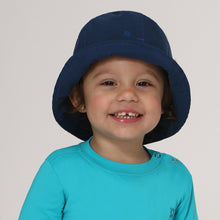 Carregar imagem no visualizador da galeria, Model Front: Uv Line Bucket Hat Hat Napoli Basic Kids Nac Inf Navy Blue Upf50+
