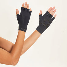 Carregar imagem no visualizador da galeria, Image 04: Uv Line Glove Short Gloves Uni Black Upf50+
