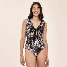 Carregar imagem no visualizador da galeria, Model Front: Uv Line One-Piece Mirela Coqueiros Bege Upf50+
