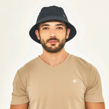 Carregar imagem no visualizador da galeria, Model Front: Uv Line Bucket Hat Hat Toronto Colors Masc Black Upf50+
