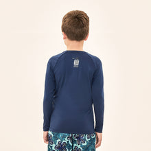 Carregar imagem no visualizador da galeria, Model Back: Uv Line Rash Guard Acqua Qr Code Marinho Upf50+
