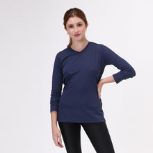 Carregar imagem no visualizador da galeria, Model Front: Uv Line Fitness Top Sport Fit Fem Ml Marinho Upf50+

