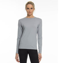 Carregar imagem no visualizador da galeria, Model Front: Uv Line Rash Guard Camiseta Uvpro Ml Cinza Upf50+
