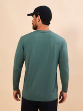 Carregar imagem no visualizador da galeria, Model Back: Uv Line Rash Guard Longsleeve New Fit Textura Masc Verde Jade Upf50+

