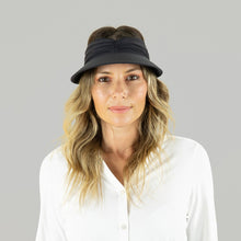Carregar imagem no visualizador da galeria, Model Front: Uv Line Visor Visor Granada Eva Fem Matte Black Upf50+
