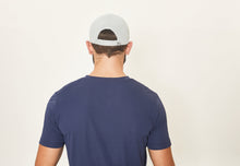 Carregar imagem no visualizador da galeria, Model Back: Uv Line Caps Cap Uv Pro Masc Grey Upf50+
