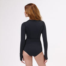 Carregar imagem no visualizador da galeria, Model Back: Uv Line One-Piece Swimsuit Macae Color V22 Ml Fem Black Upf50+
