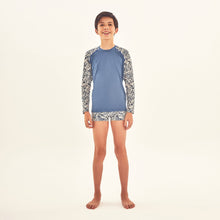 Carregar imagem no visualizador da galeria, Model Front: Uv Line Rash Guard Rash Guard Kids Costela Aco Off White Upf50+
