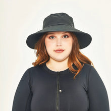 Carregar imagem no visualizador da galeria, Model Front: Uv Line Floppy Hat Hat Lyon Nac L Fem Black Upf50+
