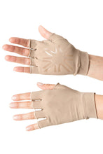Carregar imagem no visualizador da galeria, Model Front: Uv Line Glove Short Gloves Uni Chocolate Upf50+
