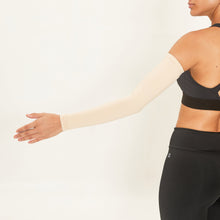Carregar imagem no visualizador da galeria, Model Back: Uv Line Glove Long Sleeve Uni Beige Upf50+
