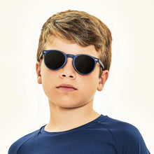 Carregar imagem no visualizador da galeria, Model Front: Uv Line Sunglasses Kids Sunglasses Marinho Uv400
