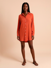 Carregar imagem no visualizador da galeria, Model Front: Uv Line Shirtdress Shirtdress Copenhagen Pitanga Upf50+
