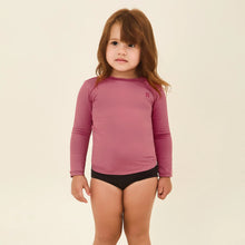 Carregar imagem no visualizador da galeria, Model Front: Uv Line Rash Guard Longsleeve Baby Malva Upf50+
