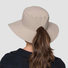Carregar imagem no visualizador da galeria, Model Back: Uv Line Bucket Hat Hat California Nac Fem Sand Upf50+

