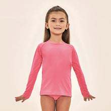 Carregar imagem no visualizador da galeria, Model Front: Uv Line Rash Guard Acqua Qr Code Chiclete Fluor Upf50+

