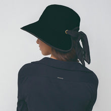 Carregar imagem no visualizador da galeria, Model Back: Uv Line Floppy Hat Hat Santorini Imp Fem Black Upf50+
