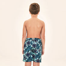 Carregar imagem no visualizador da galeria, Model Back: Uv Line Boy's Swimwear Shorts Aqua Hibiscus Kids Upf50+
