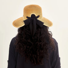 Carregar imagem no visualizador da galeria, Model Back: Uv Line Floppy Hat Hat Santorini Imp Fem Wheat Upf50+
