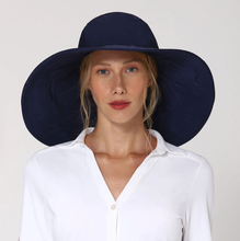 Carregar imagem no visualizador da galeria, Model Front: Uv Line Floppy Hat Beverly Hills Marinho Upf50+

