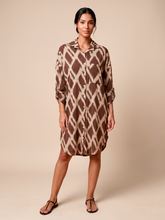 Carregar imagem no visualizador da galeria, Model Front: Uv Line Shirtdress Shirtdress Ipanema Diamond Upf50+
