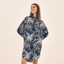 Carregar imagem no visualizador da galeria, Model Front: Uv Line Shirtdress Shirtdress Ipanema Coqueiros Marinho Upf50+
