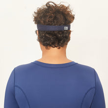 Carregar imagem no visualizador da galeria, Model Back: Uv Line Visor Visor Athletic Dry Fem Navy Blue Upf50+
