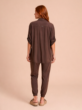 Carregar imagem no visualizador da galeria, Model Back: Uv Line Shirtdress Shirt Copa Brown Upf50+
