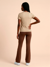 Carregar imagem no visualizador da galeria, Model Back: Uv Line Rash Guard T-Shirt Fem New Fit Fem Sand Upf50+
